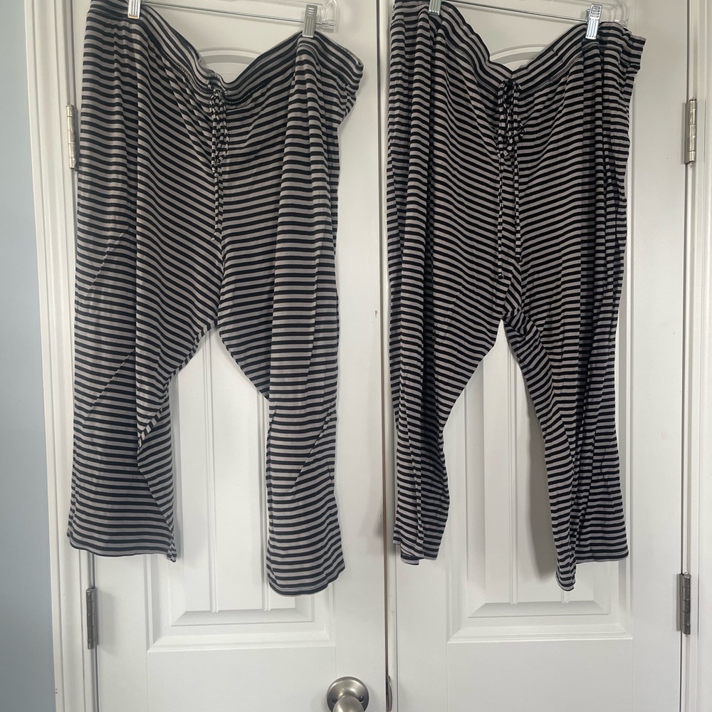 2️⃣Striped Black/Gray Pajama Pants Sz:24
